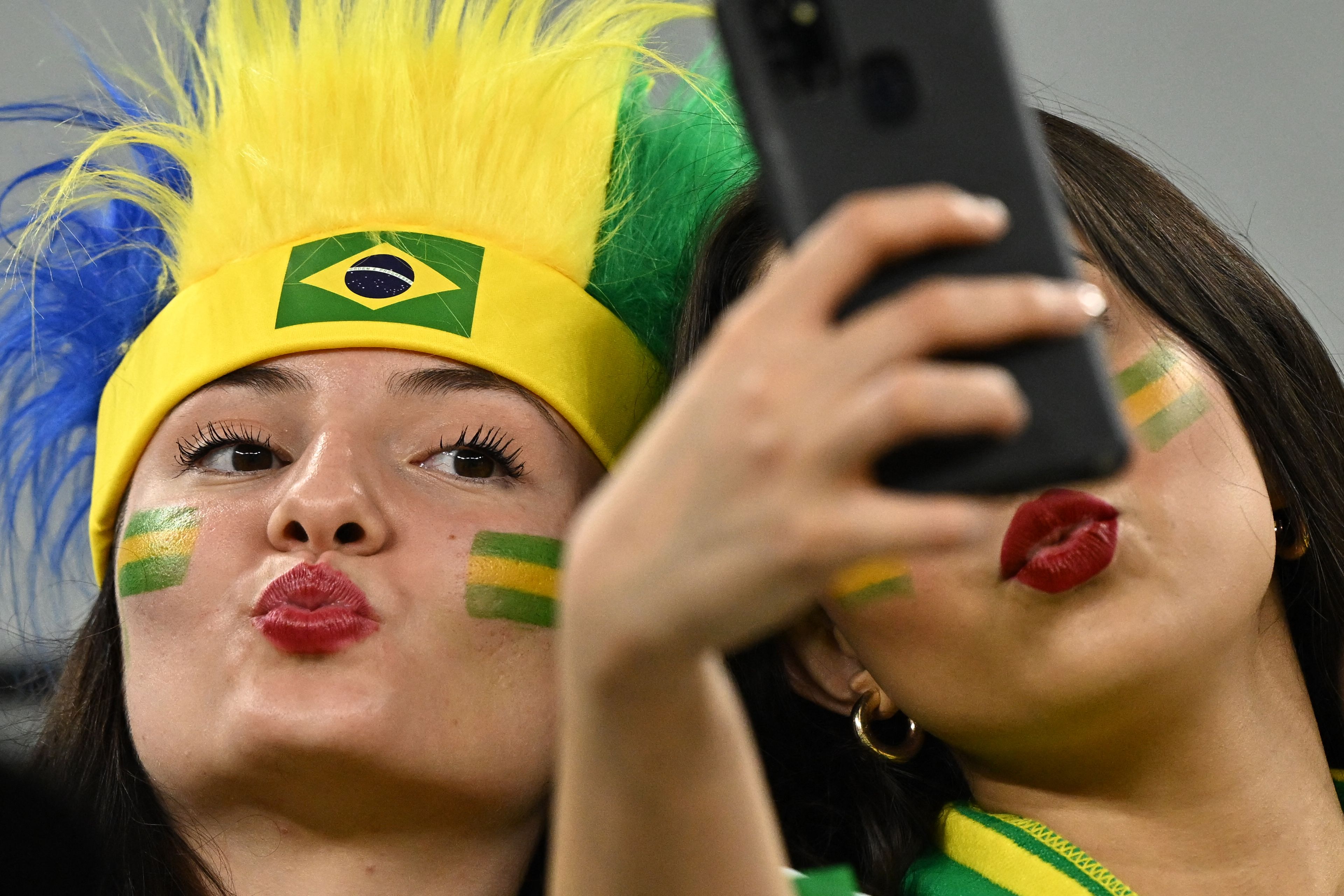 Adu Cantik Suporter Brazil dan Korea Selatan Jelang Laga 16 Besar Piala Dunia 2022