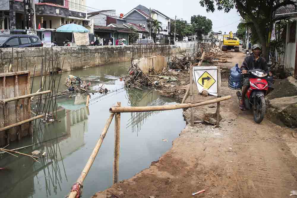 Jalan Ambles Dampak Perbaikan Tanggul