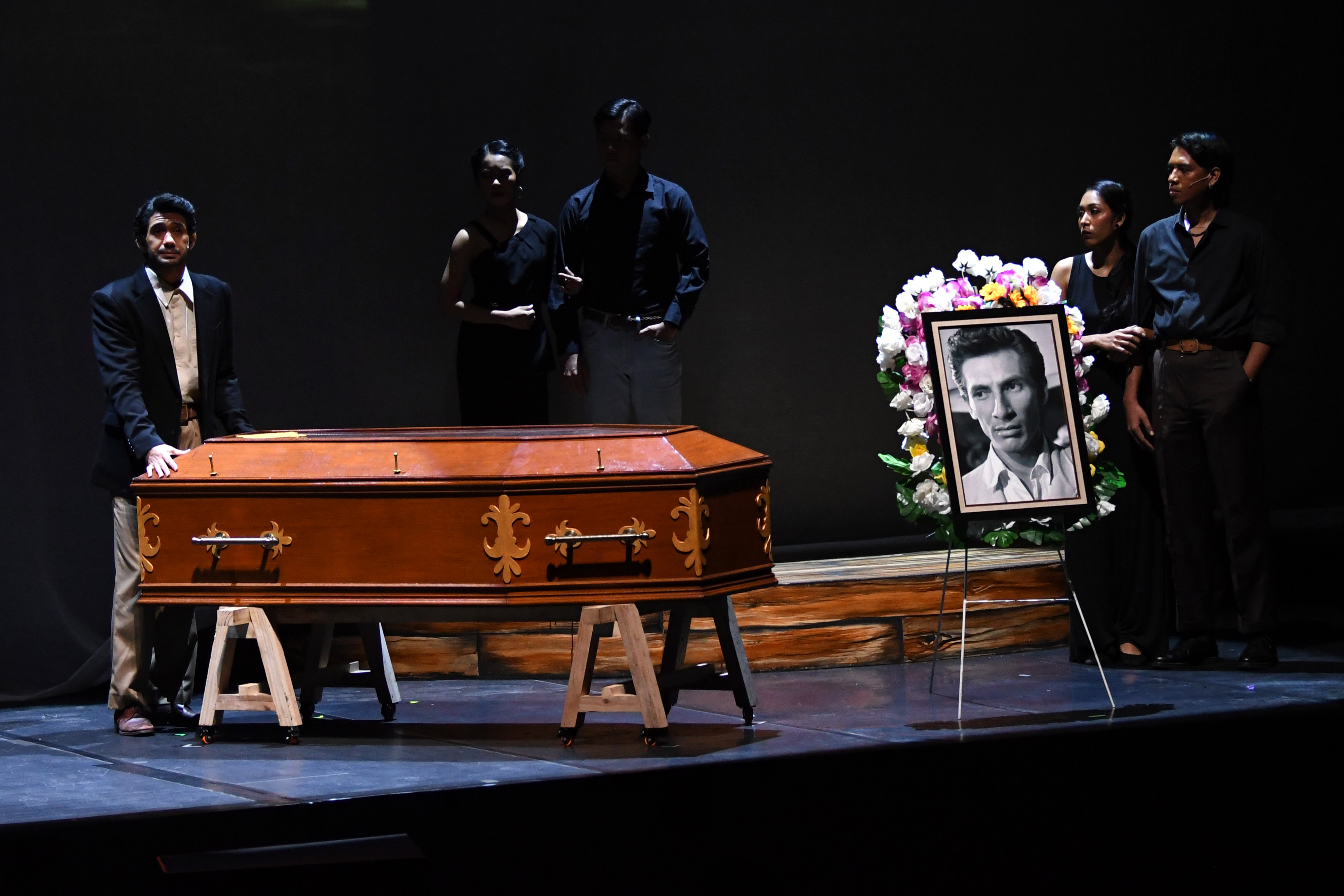 Teater Lewat Djam Malam