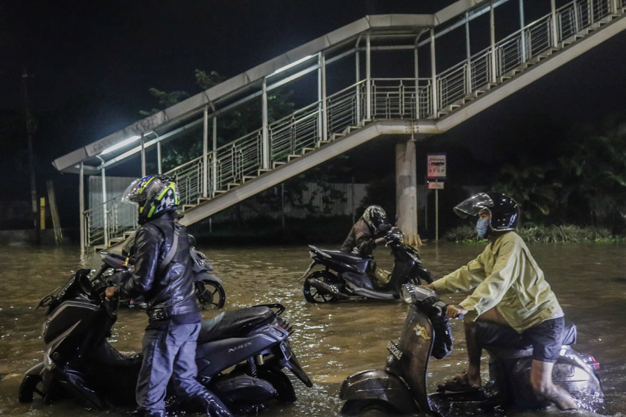 Melintasi Banjir Jakarta