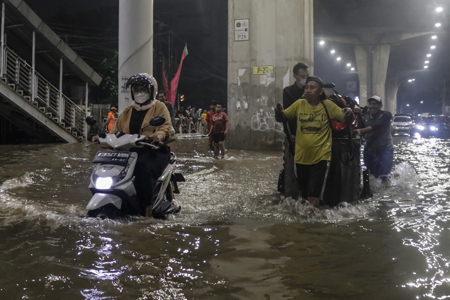 Melintasi Banjir Jakarta