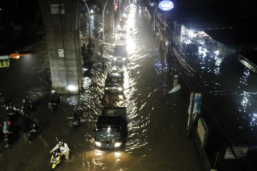 Melintasi Banjir Jakarta