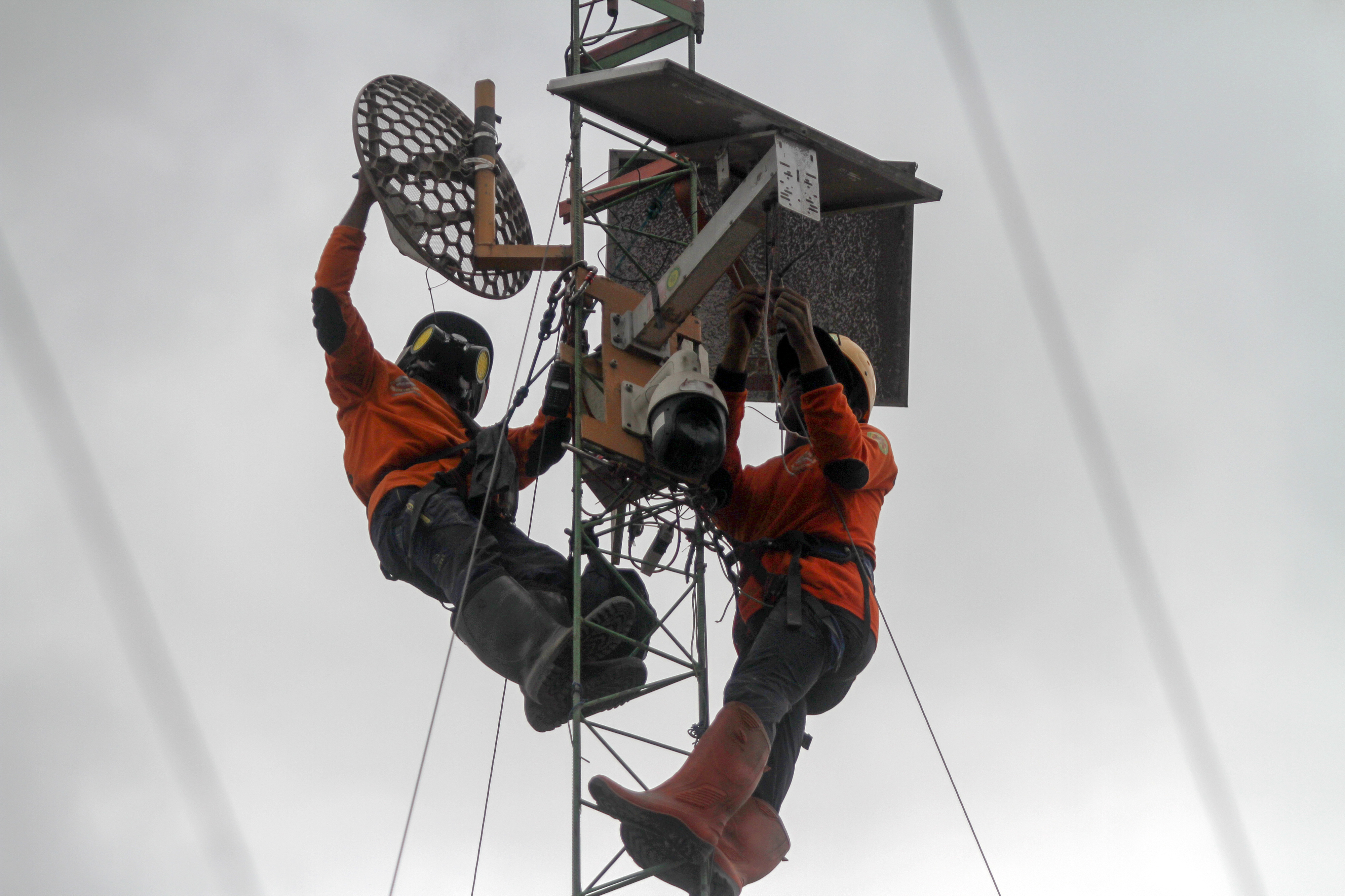 Perbaikan CCTV di Pos Pantau Gunung Semeru