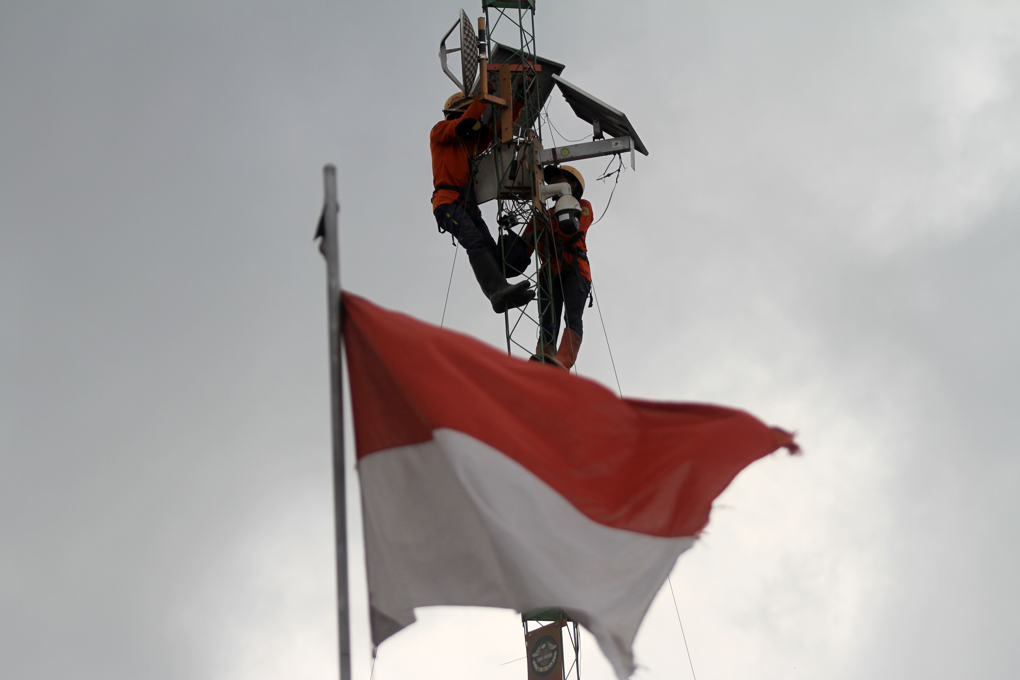 Perbaikan CCTV di Pos Pantau Gunung Semeru