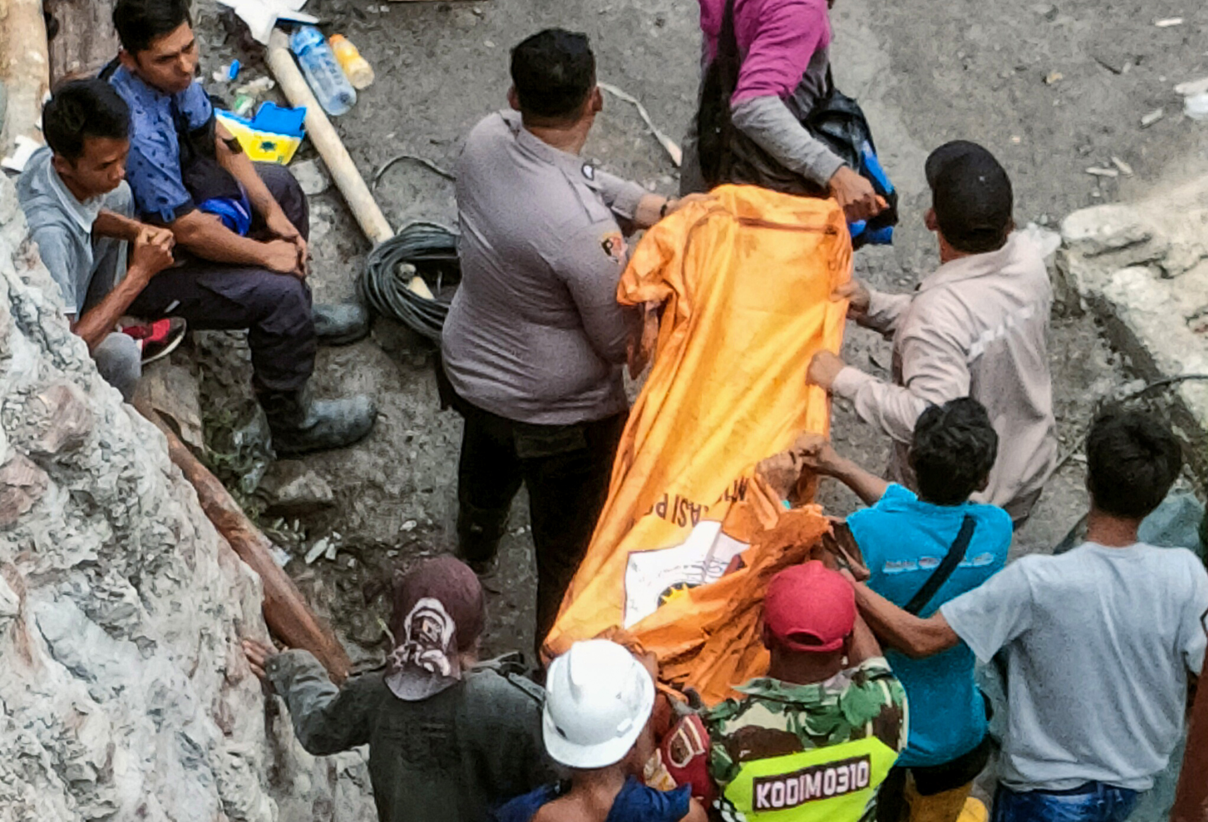 Evakuasi Korban Ledakan Tambang Batu Bara Sawahlunto