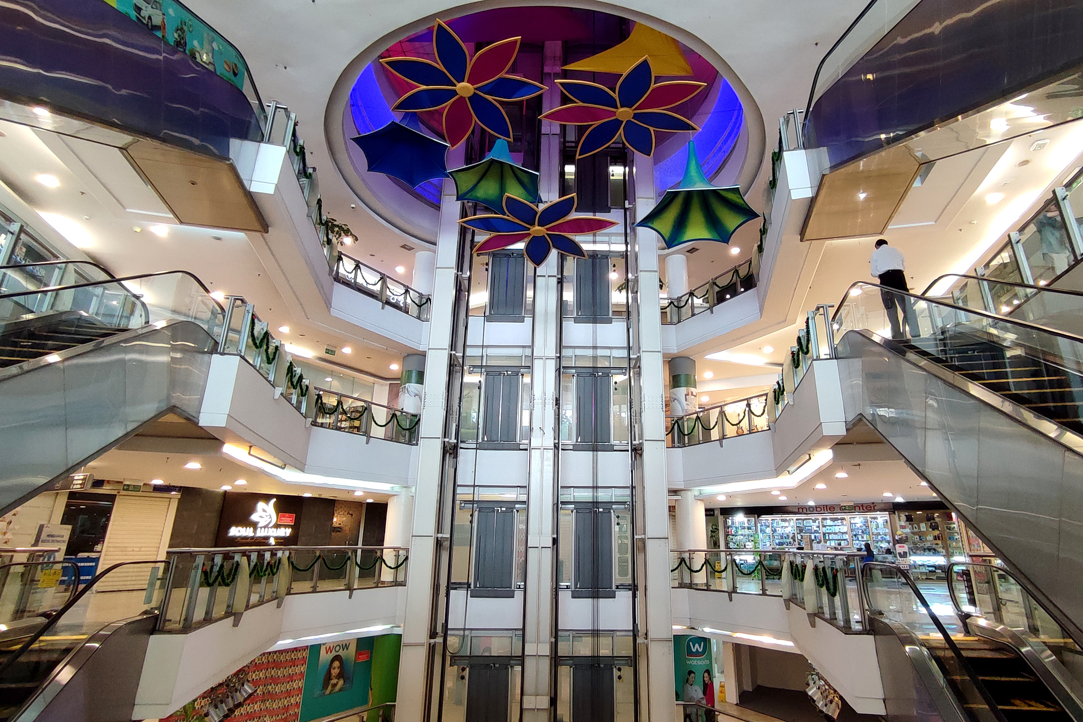 Pusat Perbelanjaan Sepi