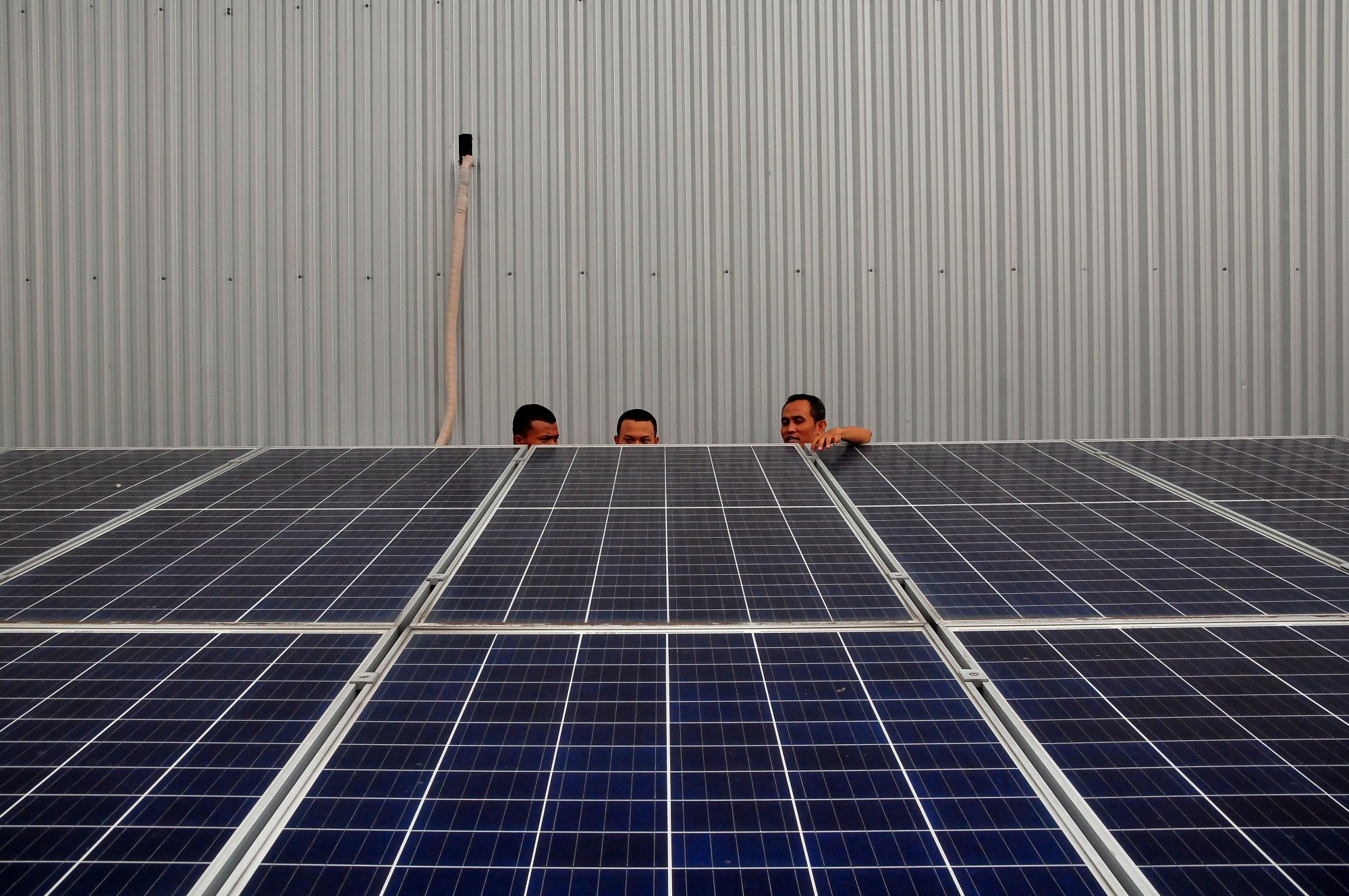 Siswa Belajar Mengenal Instalasi Panel Surya