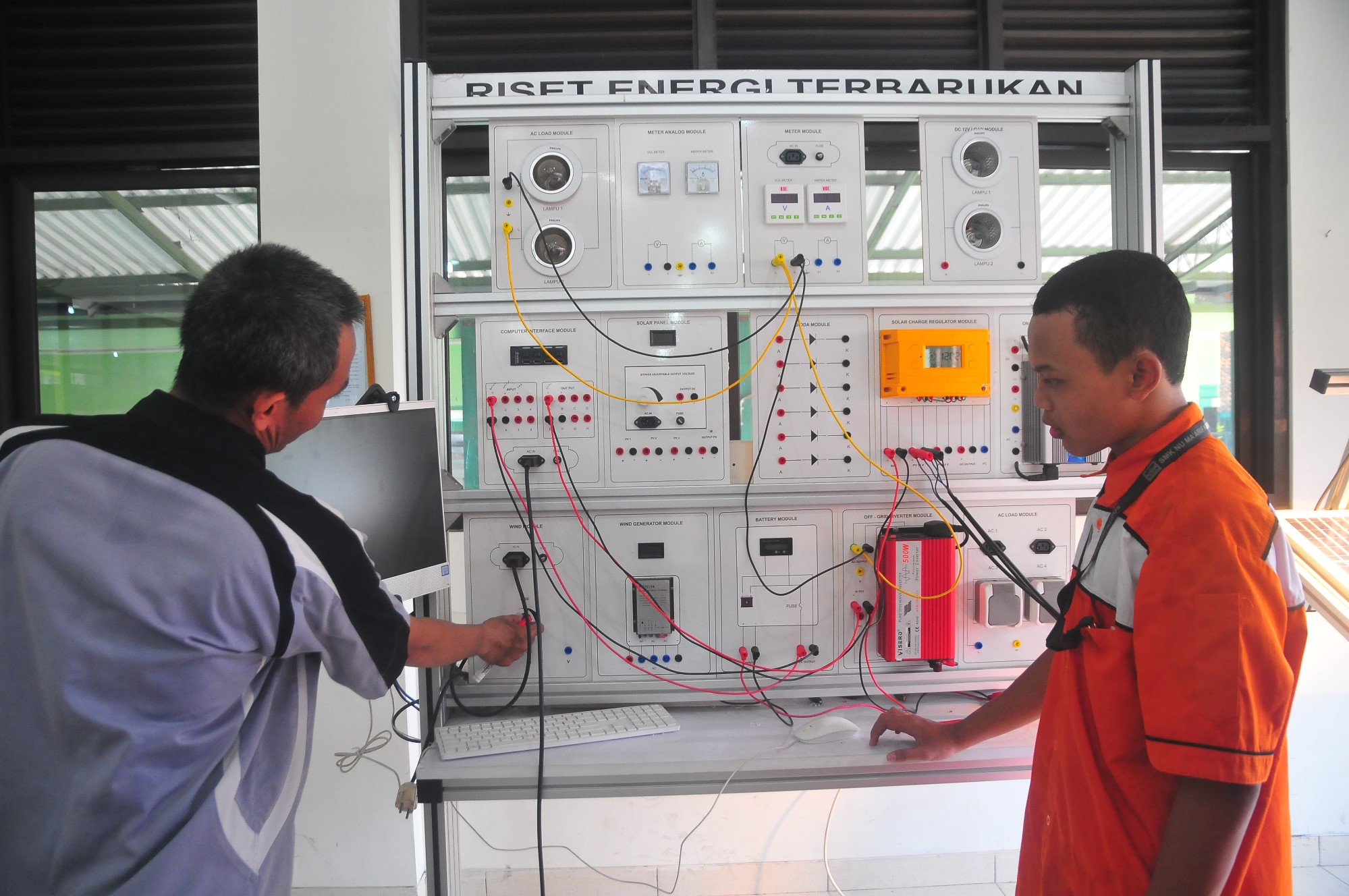Siswa Belajar Mengenal Instalasi Panel Surya