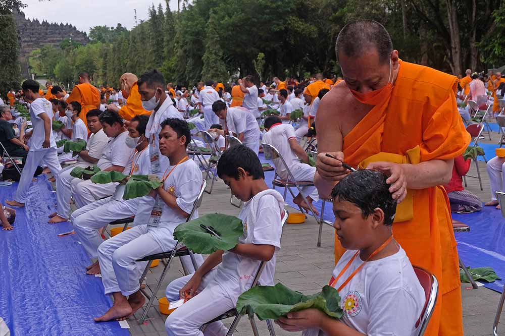 Upacara Potong Rambut Pabbajja Samanera