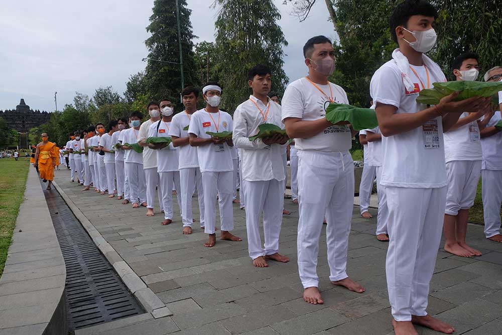 Upacara Potong Rambut Pabbajja Samanera