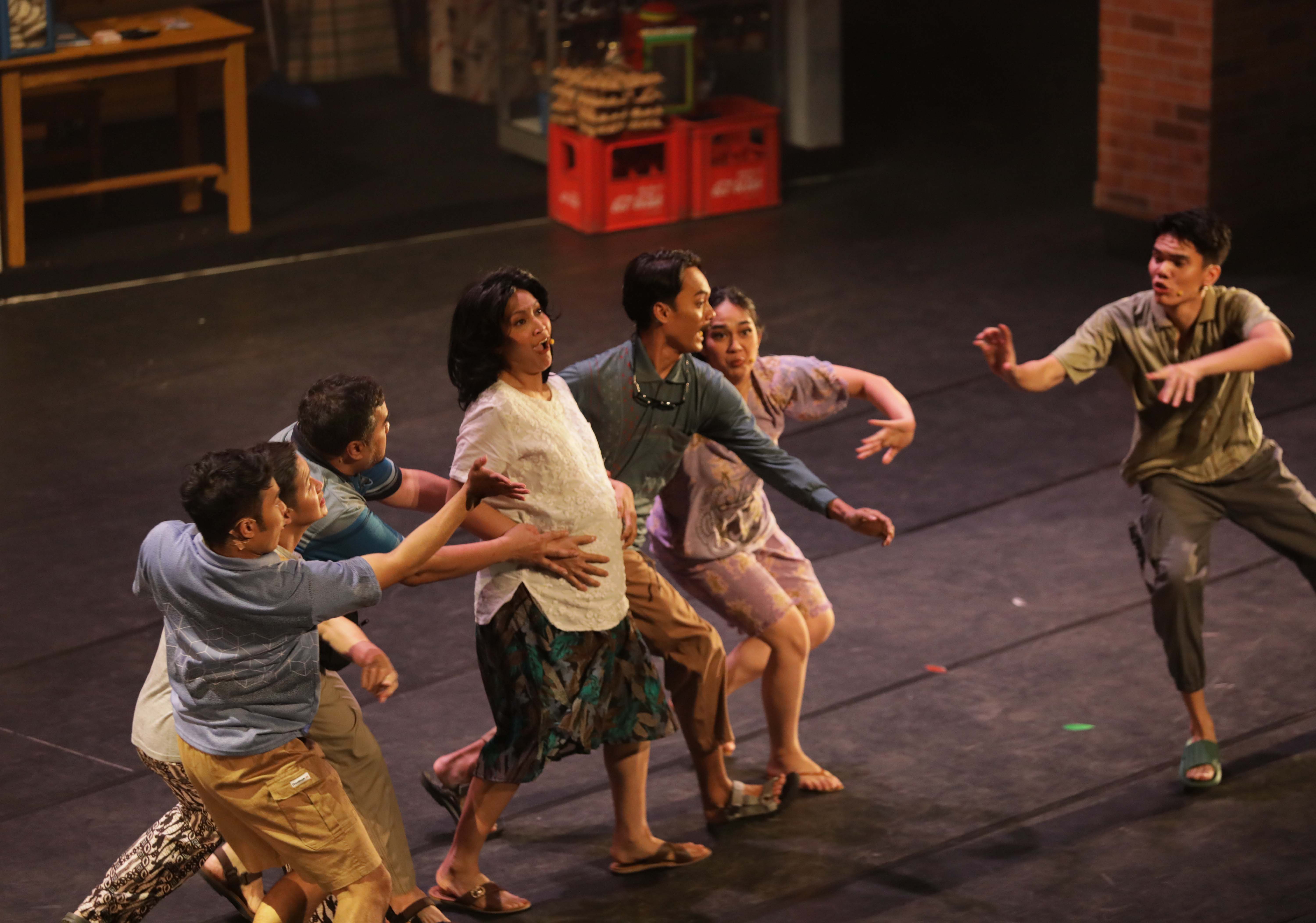 Pementasan Teater Musikal Cek Toko Sebelah