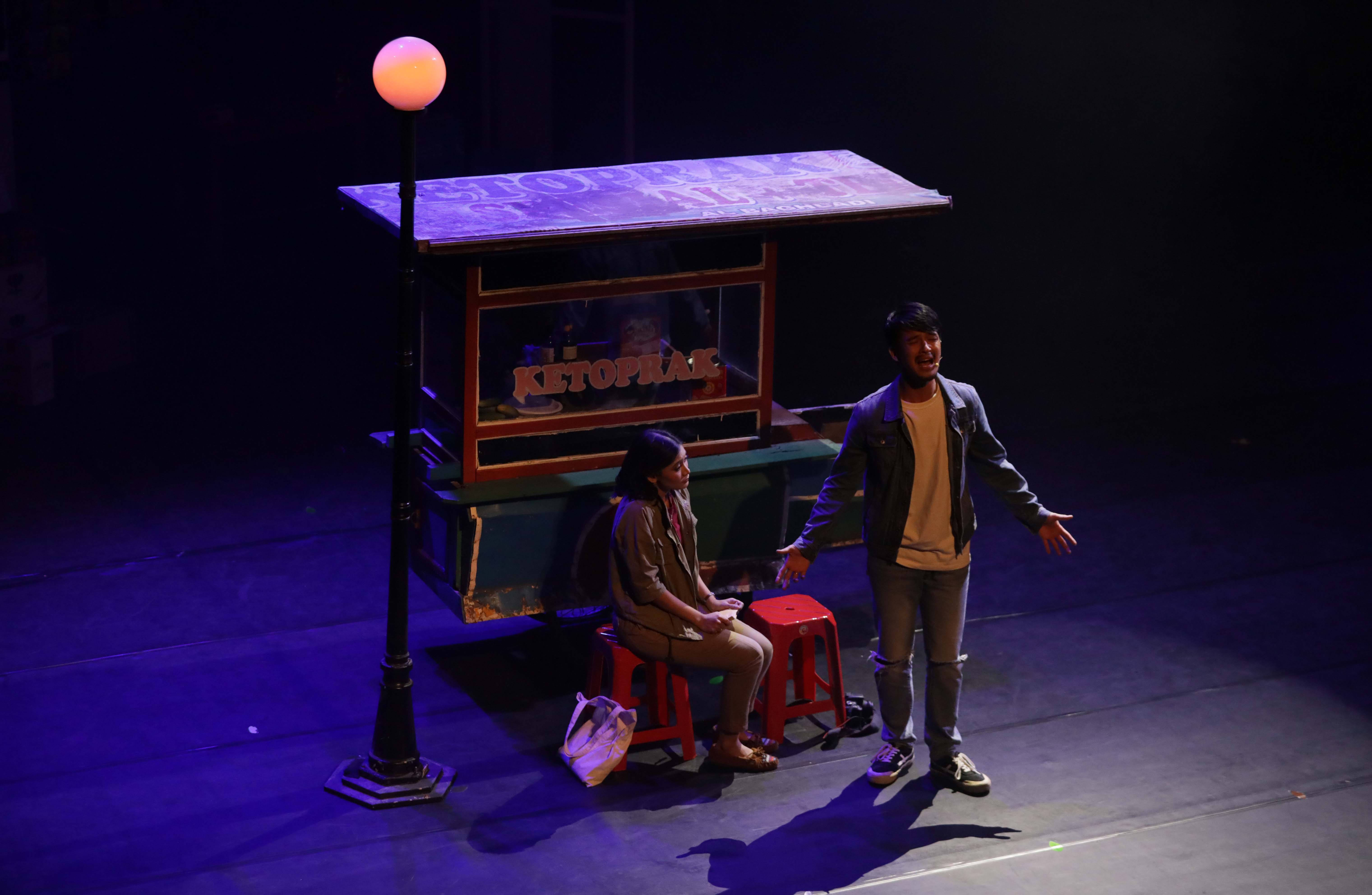 Pementasan Teater Musikal Cek Toko Sebelah