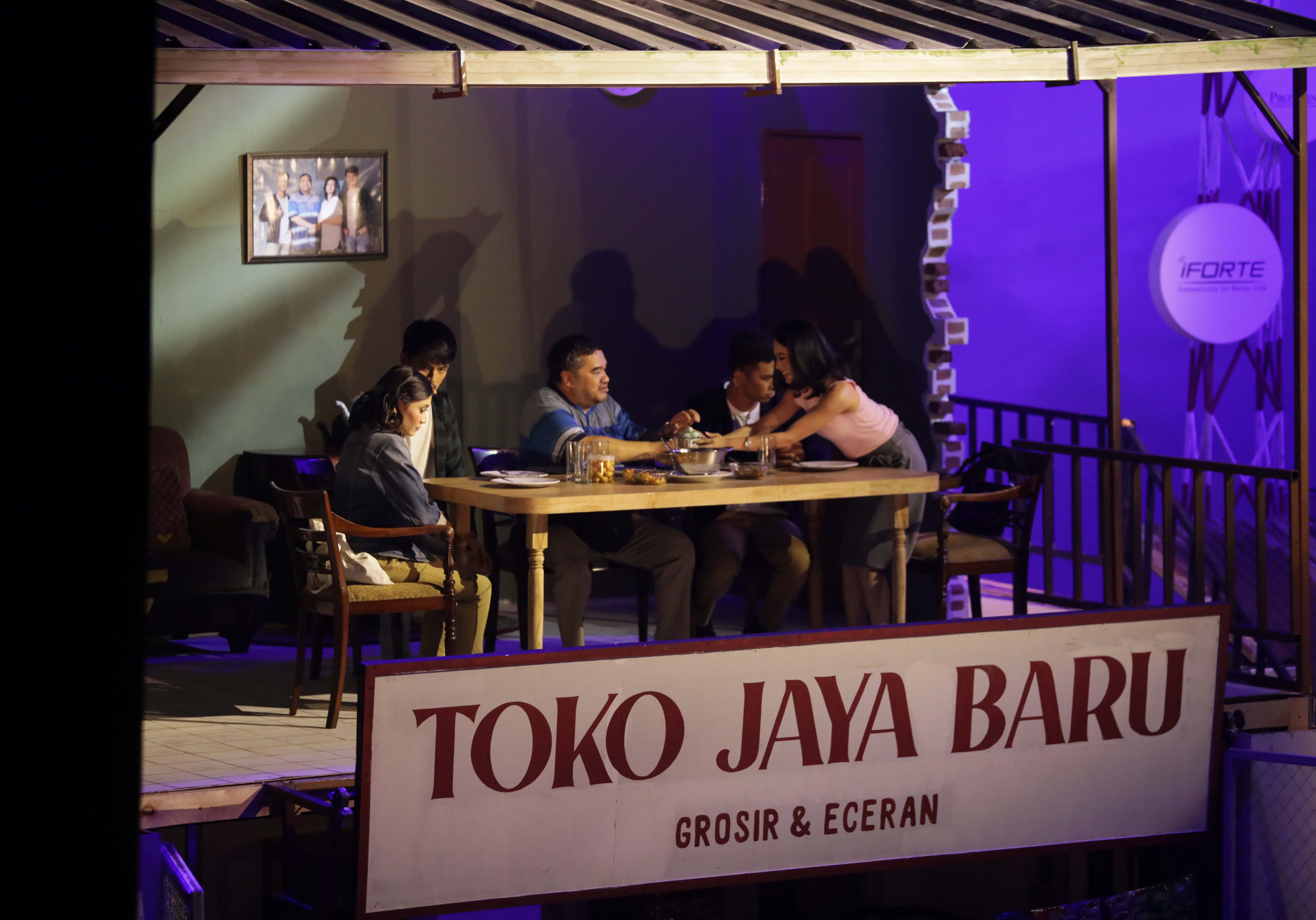Pementasan Teater Musikal Cek Toko Sebelah