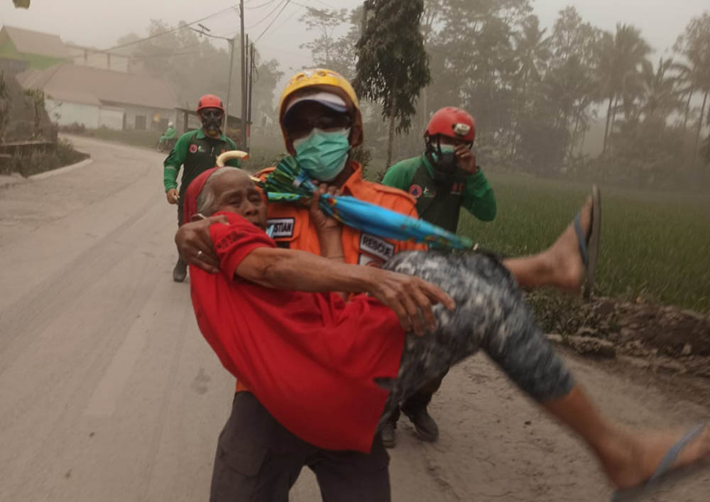Status Gunung Semeru Naik Menjadi Awas