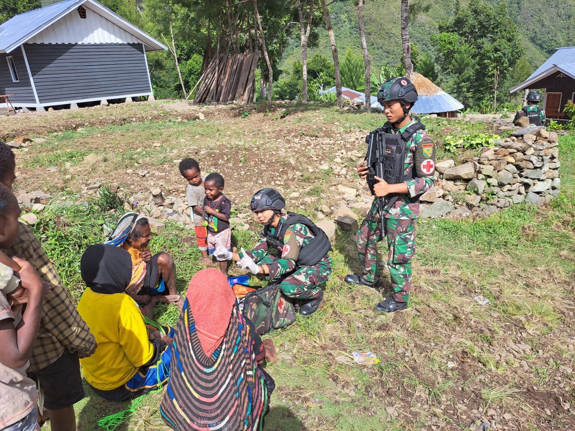 Patroli Sambil Memeriksa Kesehatan Warga