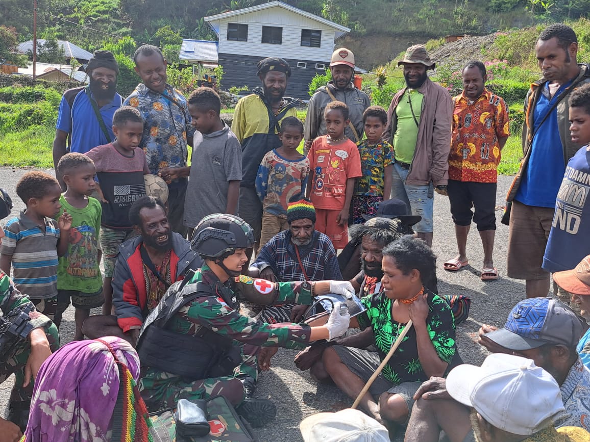 Patroli Sambil Memeriksa Kesehatan Warga
