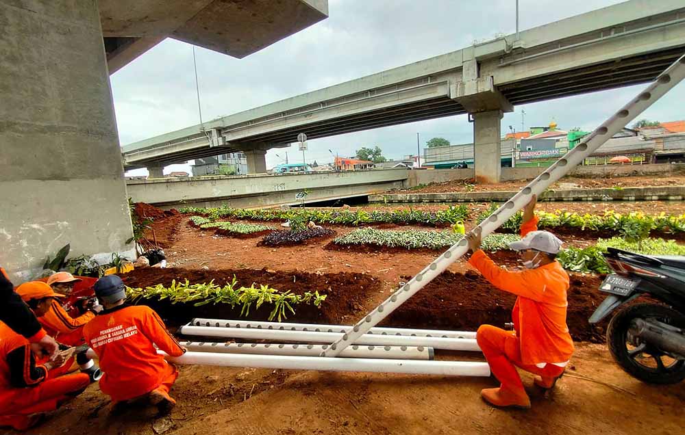 Penghijauan di Kolong Tol Becakayu