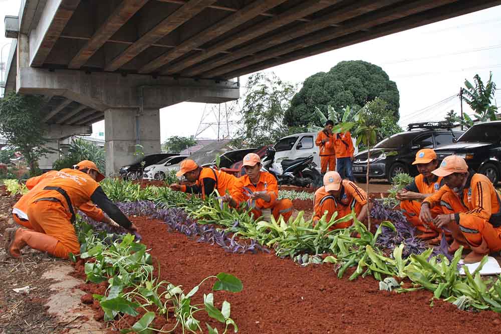 Penghijauan di Kolong Tol Becakayu