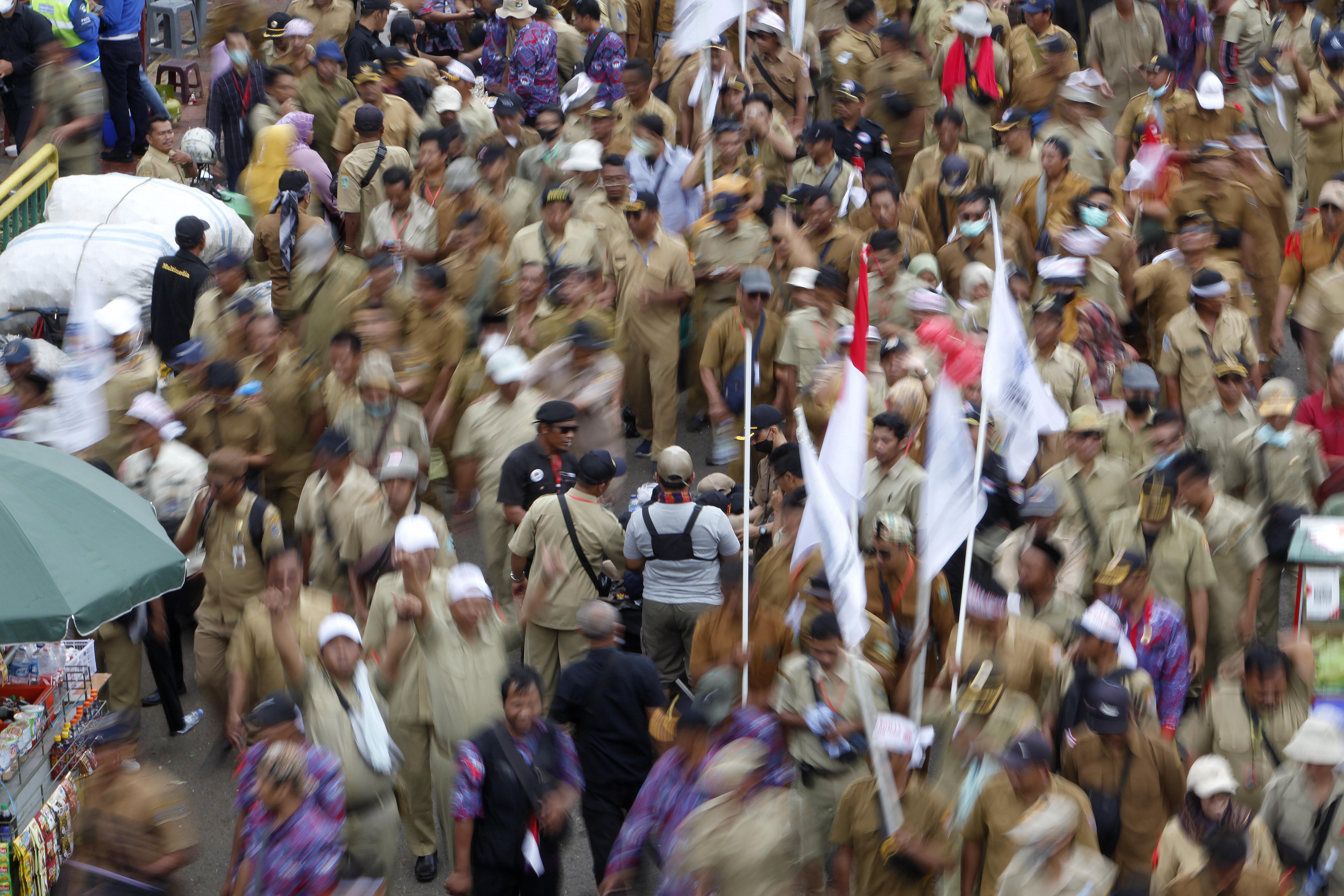 Demo Perangkat Desa di Depan Gedung DPR