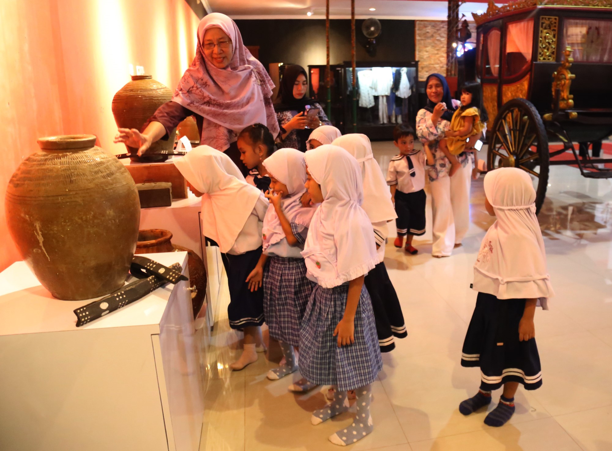 Siswa Berkunjung di Museum Sultan Iskandar Muhammad Djabir Sjah