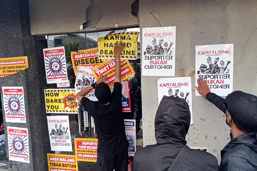 Aksi Arek Malang Tuntut Manajemen Mundur dari Kompetisi BRI Liga 1