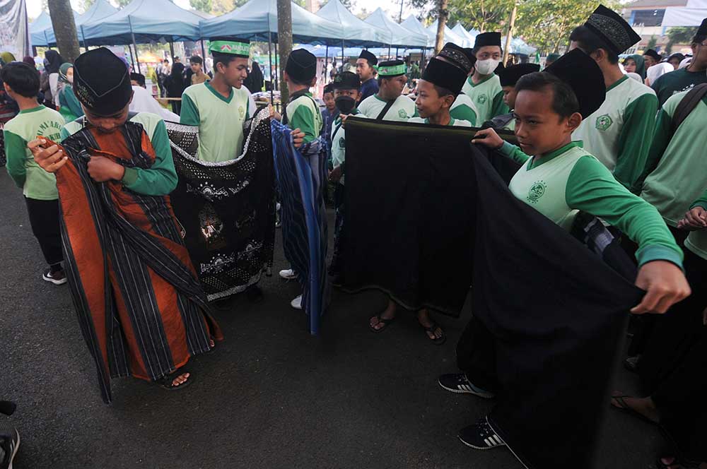 Jalan Sehat Menggunakan Sarung di Salatiga