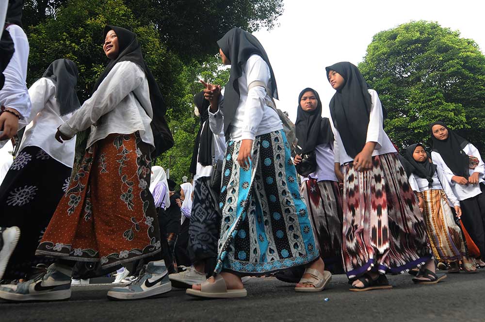 Jalan Sehat Menggunakan Sarung di Salatiga