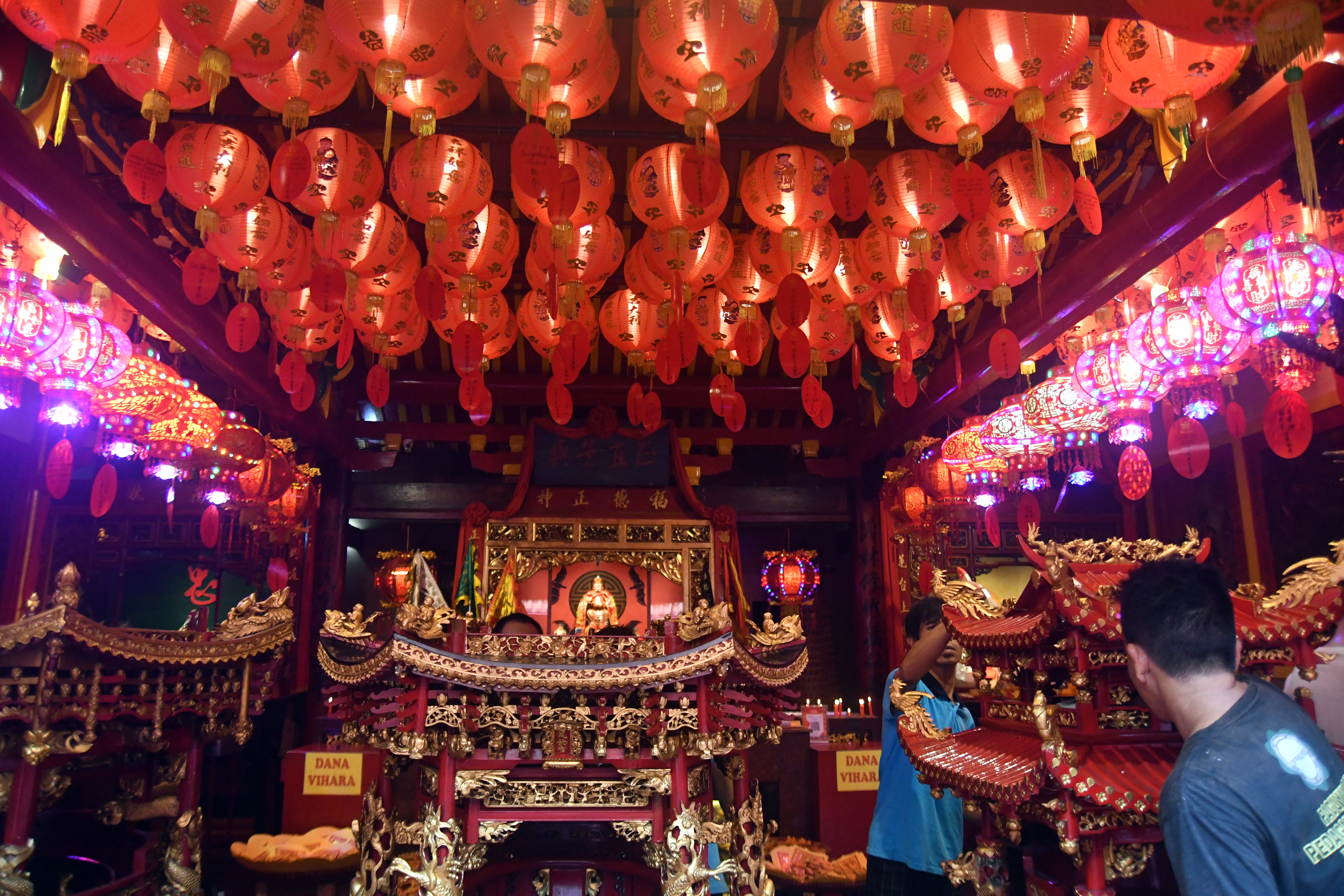 Persiapan Cap Go Meh di Vihara Dhanagun