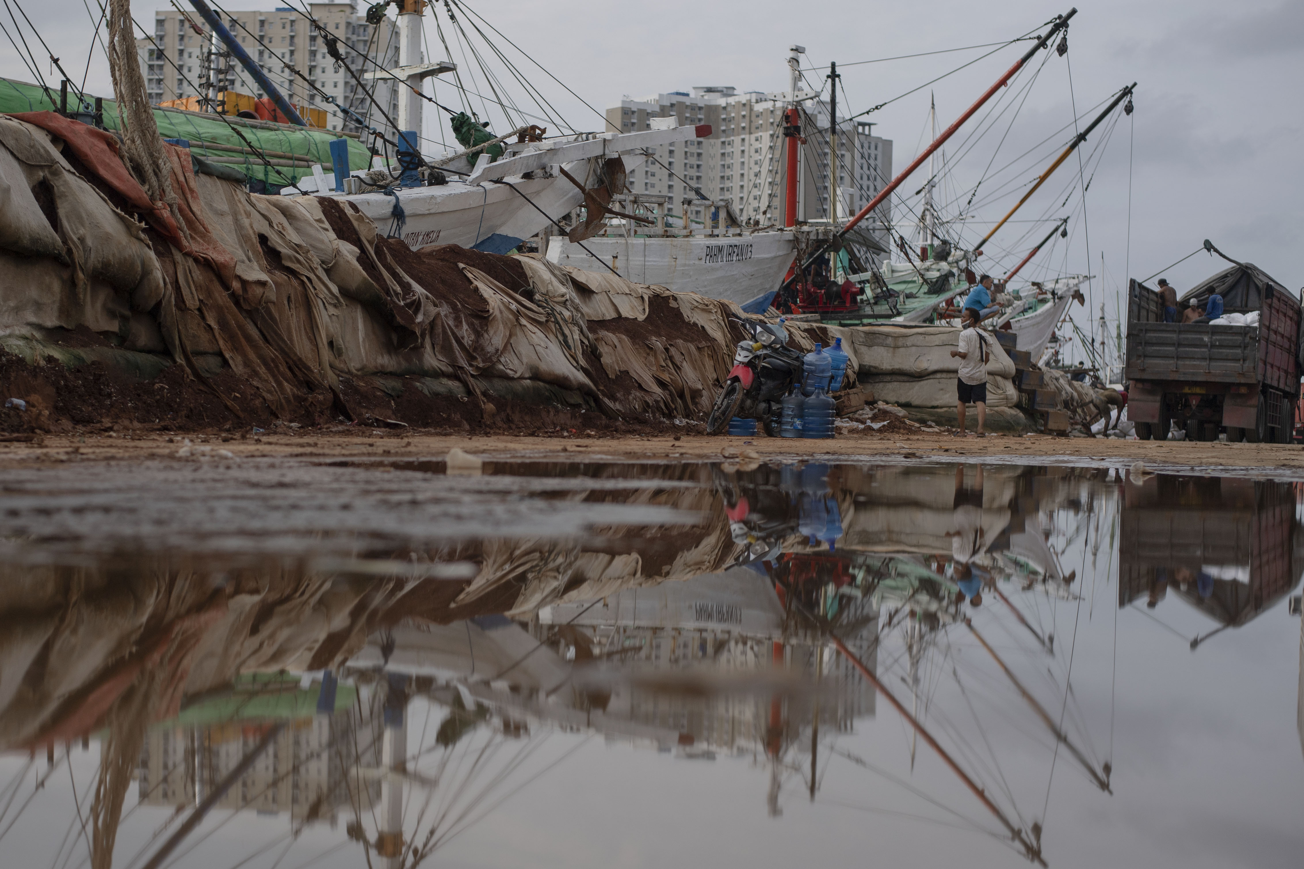 Tanggul Dermaga Pelabuhan Sunda Kelapa