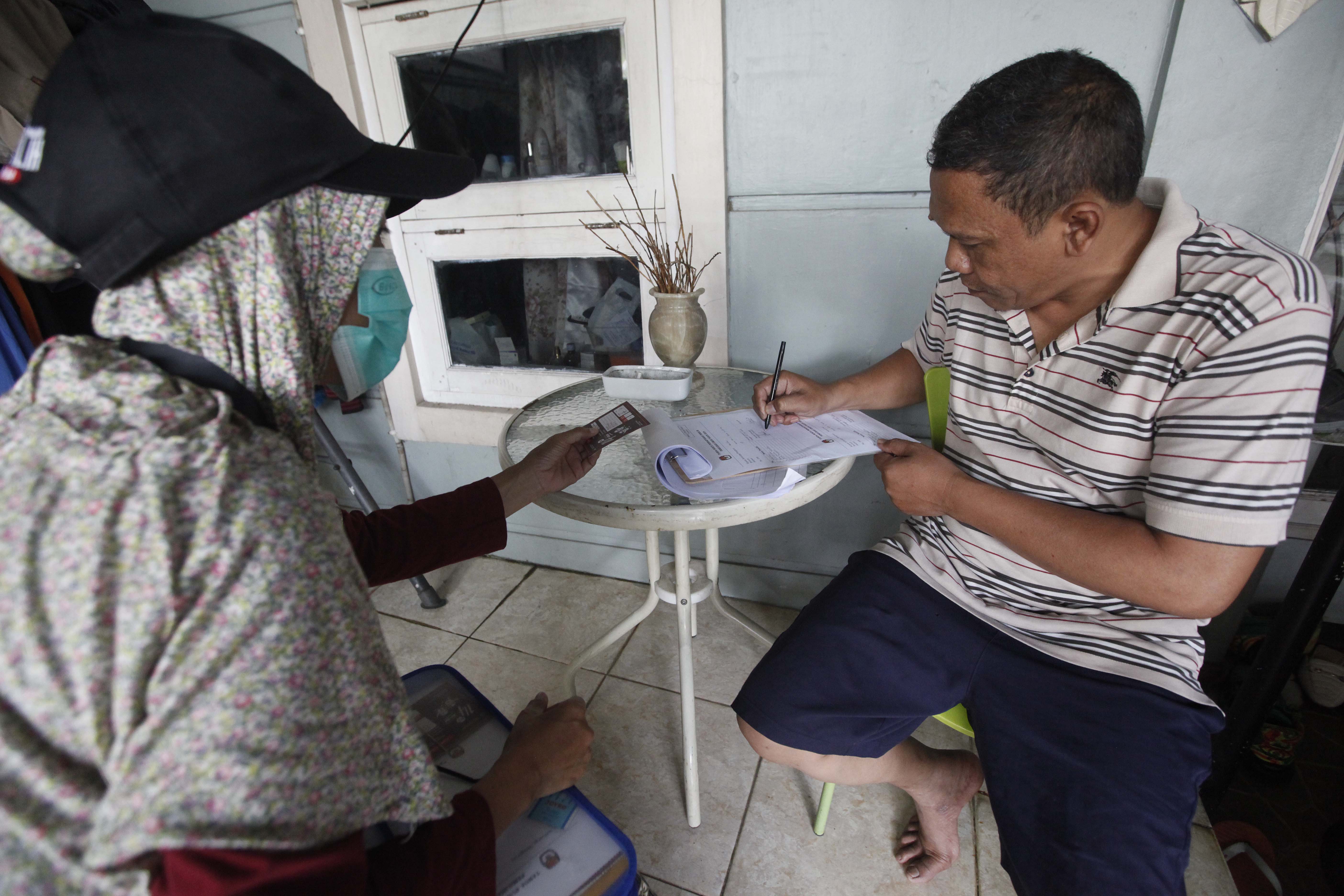 Pantarlih Melakukan Coklit ke Rumah Warga Pamulang