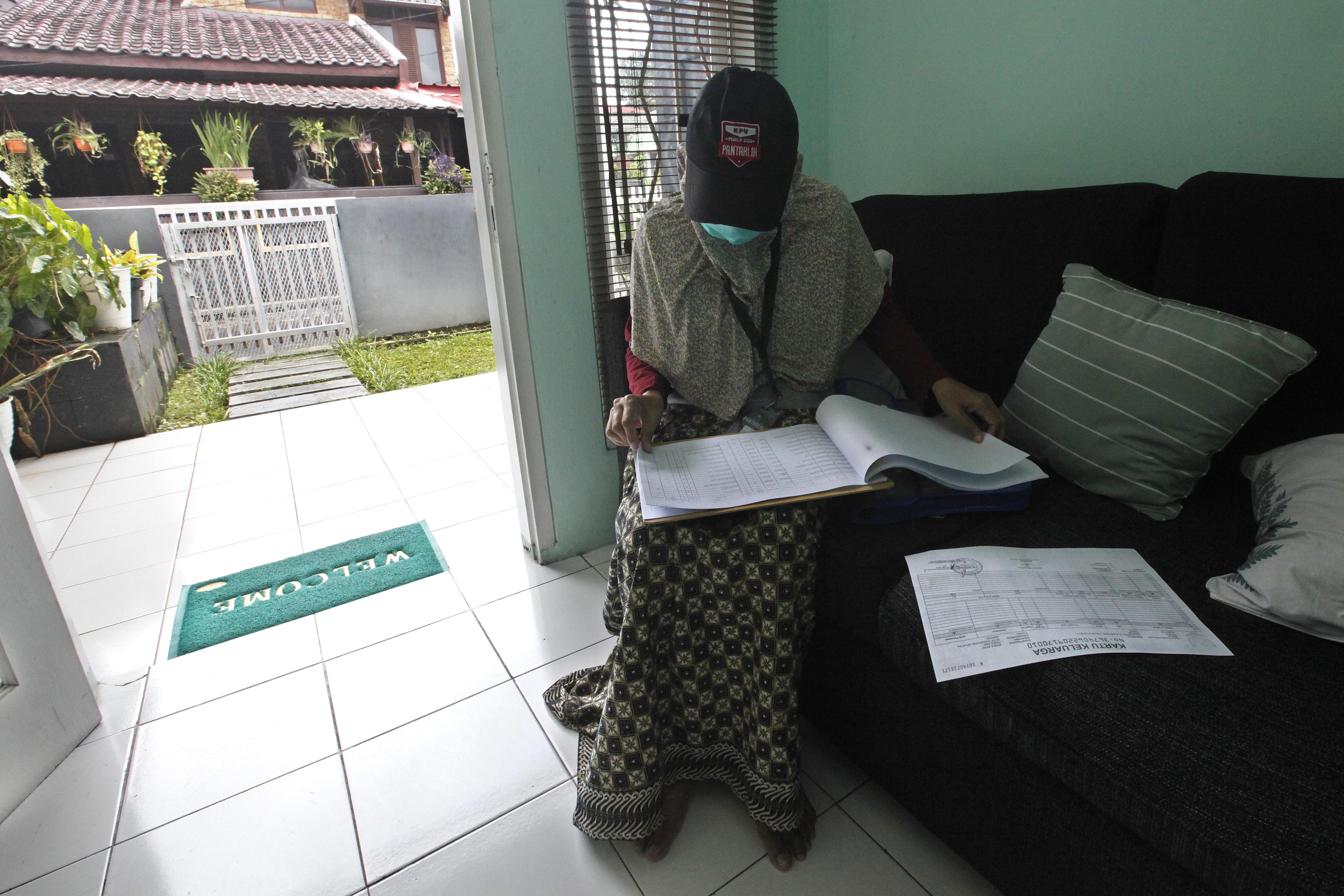 Pantarlih Melakukan Coklit ke Rumah Warga Pamulang