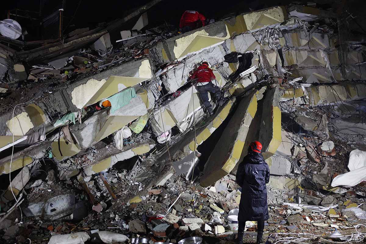 Terus Mencari Korban Gempa Turki di Reruntuhan Bangunan