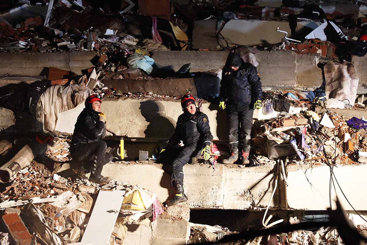 Terus Mencari Korban Gempa Turki di Reruntuhan Bangunan