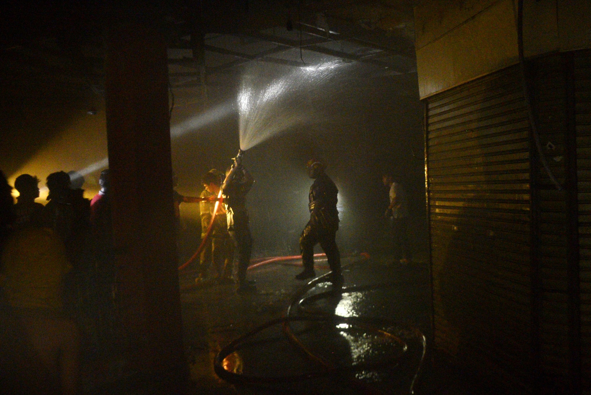 24 Kios Hangus dalam Kebakaran di Pasar Terong Makassar