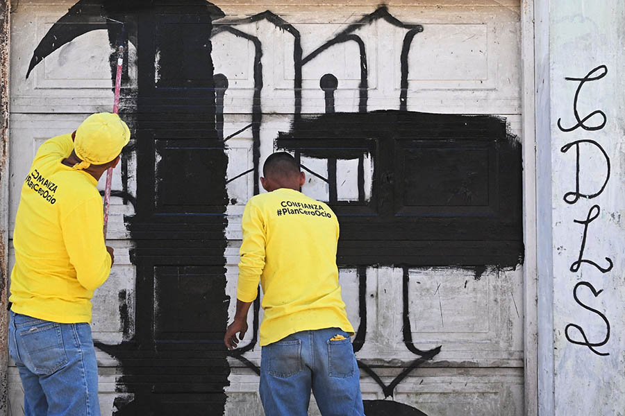 Menghapus Grafiti Geng Mara Salvatrucha 