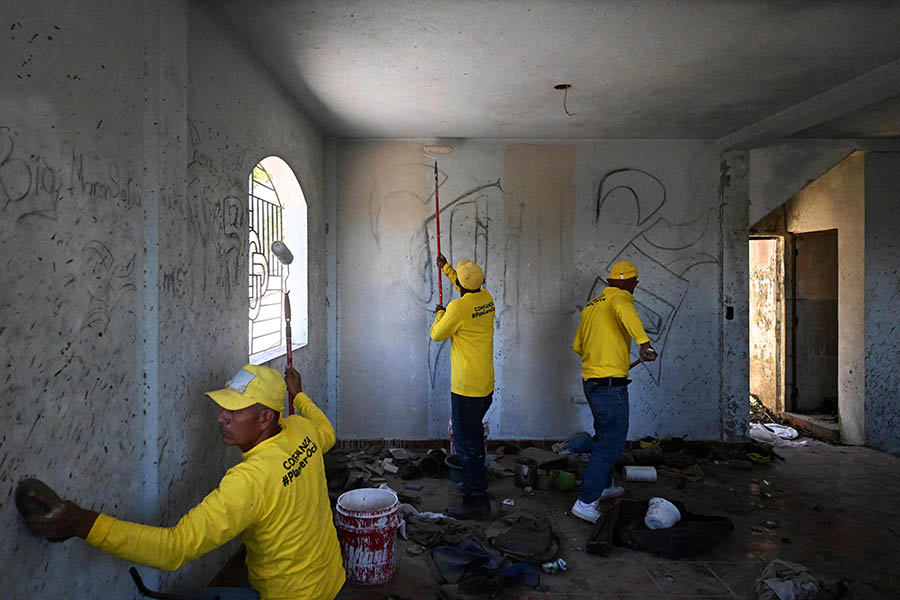 Menghapus Grafiti Geng Mara Salvatrucha 