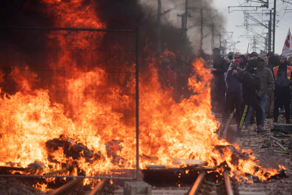 Pengunjuk Rasa Prancis Blokir Jalur Kereta