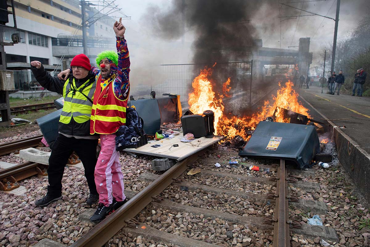 Pengunjuk Rasa Prancis Blokir Jalur Kereta