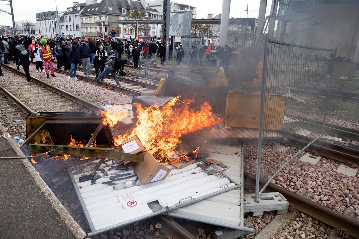 Pengunjuk Rasa Prancis Blokir Jalur Kereta