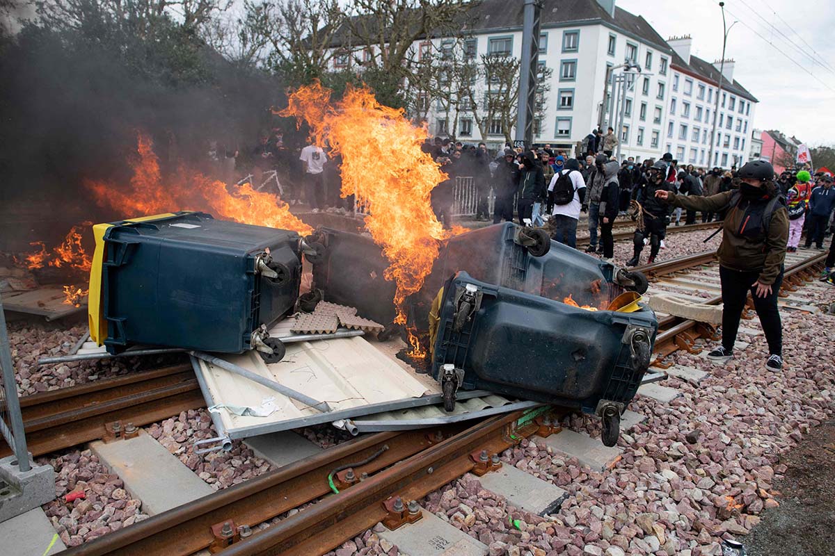 Pengunjuk Rasa Prancis Blokir Jalur Kereta