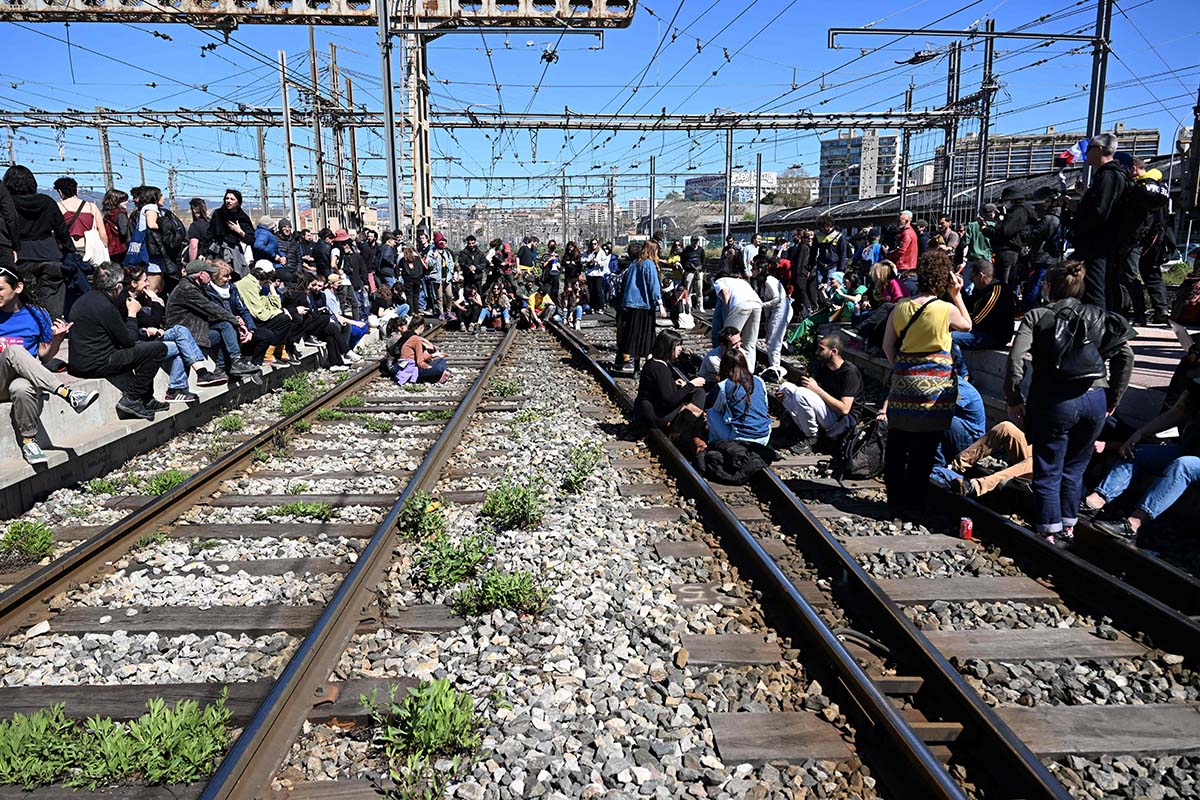 Pengunjuk Rasa Prancis Blokir Jalur Kereta