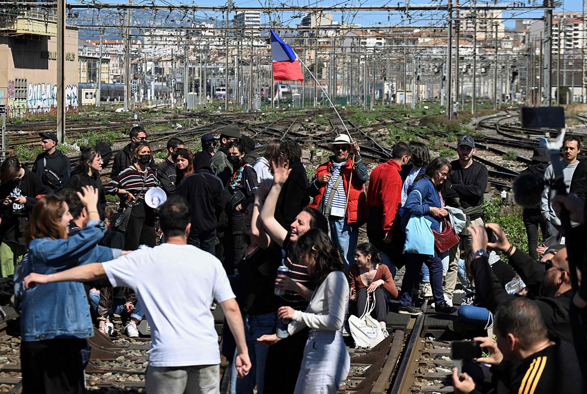 Pengunjuk Rasa Prancis Blokir Jalur Kereta