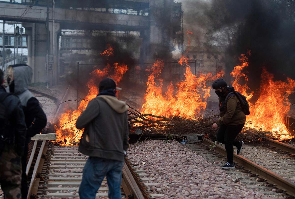 Pengunjuk Rasa Prancis Blokir Jalur Kereta