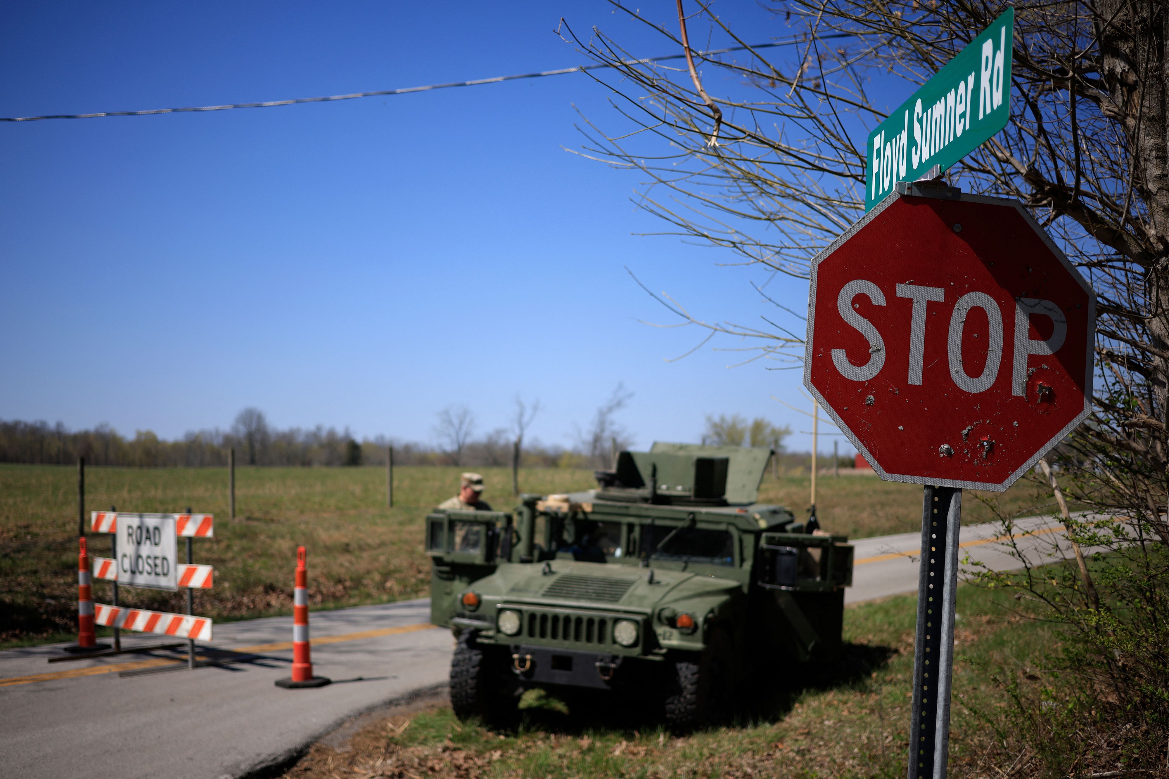 Berjaga Dilokasi Jatuhnya Dua Helikopter UH-60 Blackhawk 