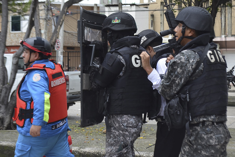 Seorang Pria Dengan Bahan Peledak Ditubuhnya