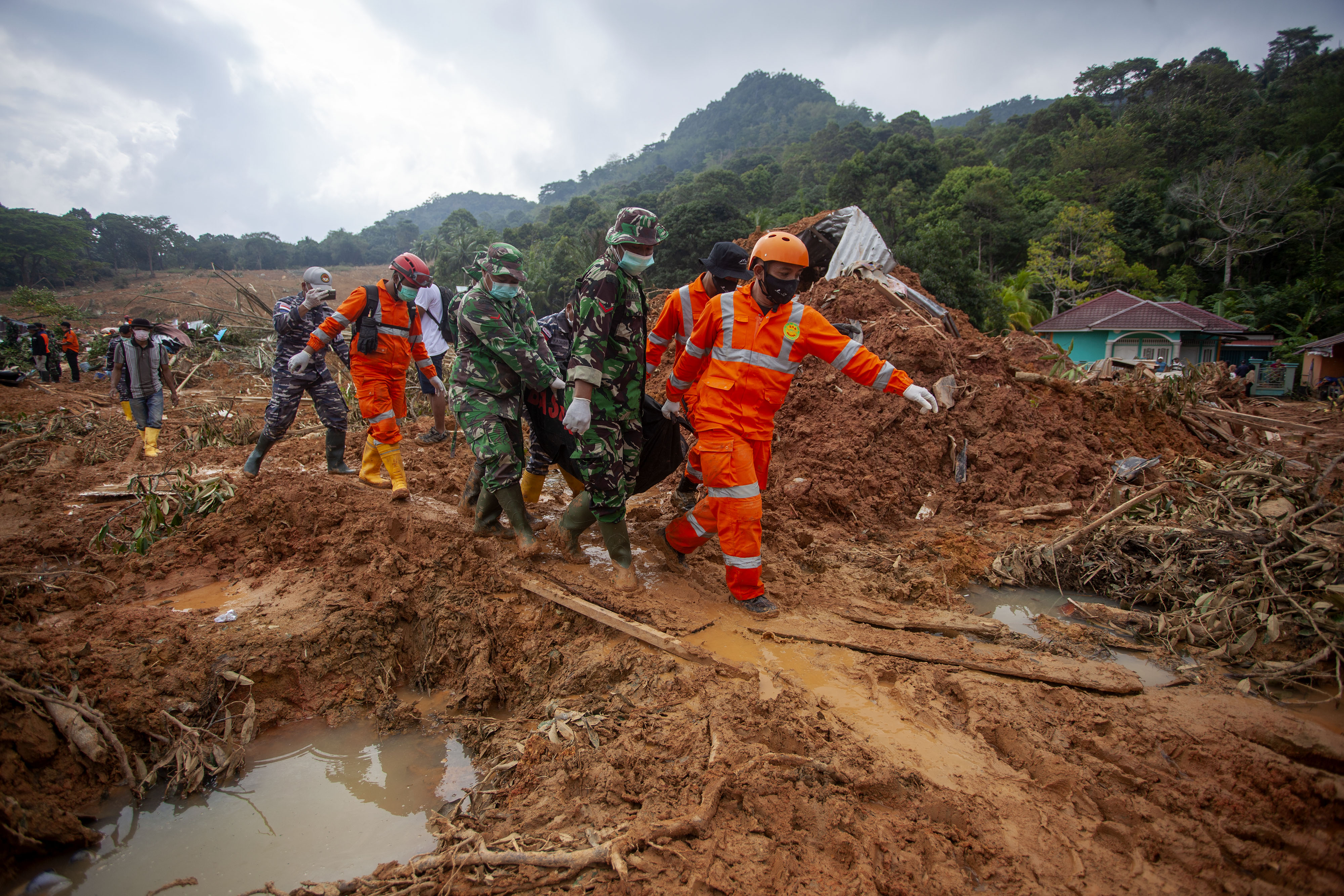Evakuasi Jenazah Korban Longsor serasan