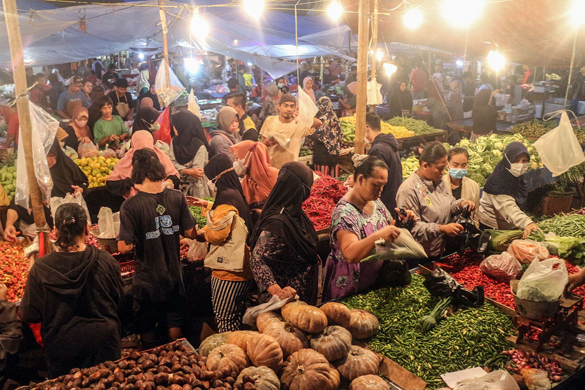  Jelang Ramadhan Warga Padati Pasar Tradisional