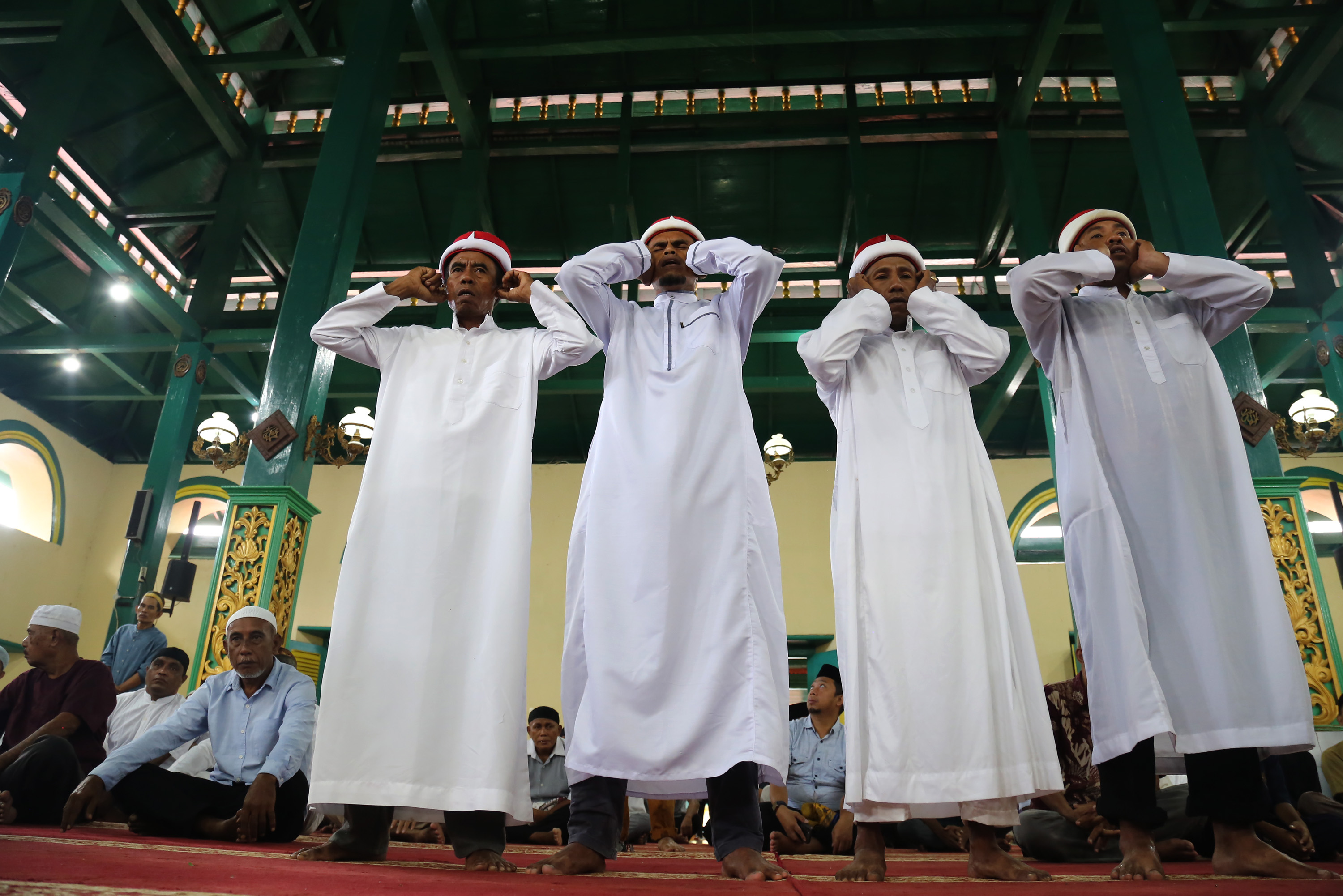 Shalat Jumat di Masjid Kesultanan Ternate