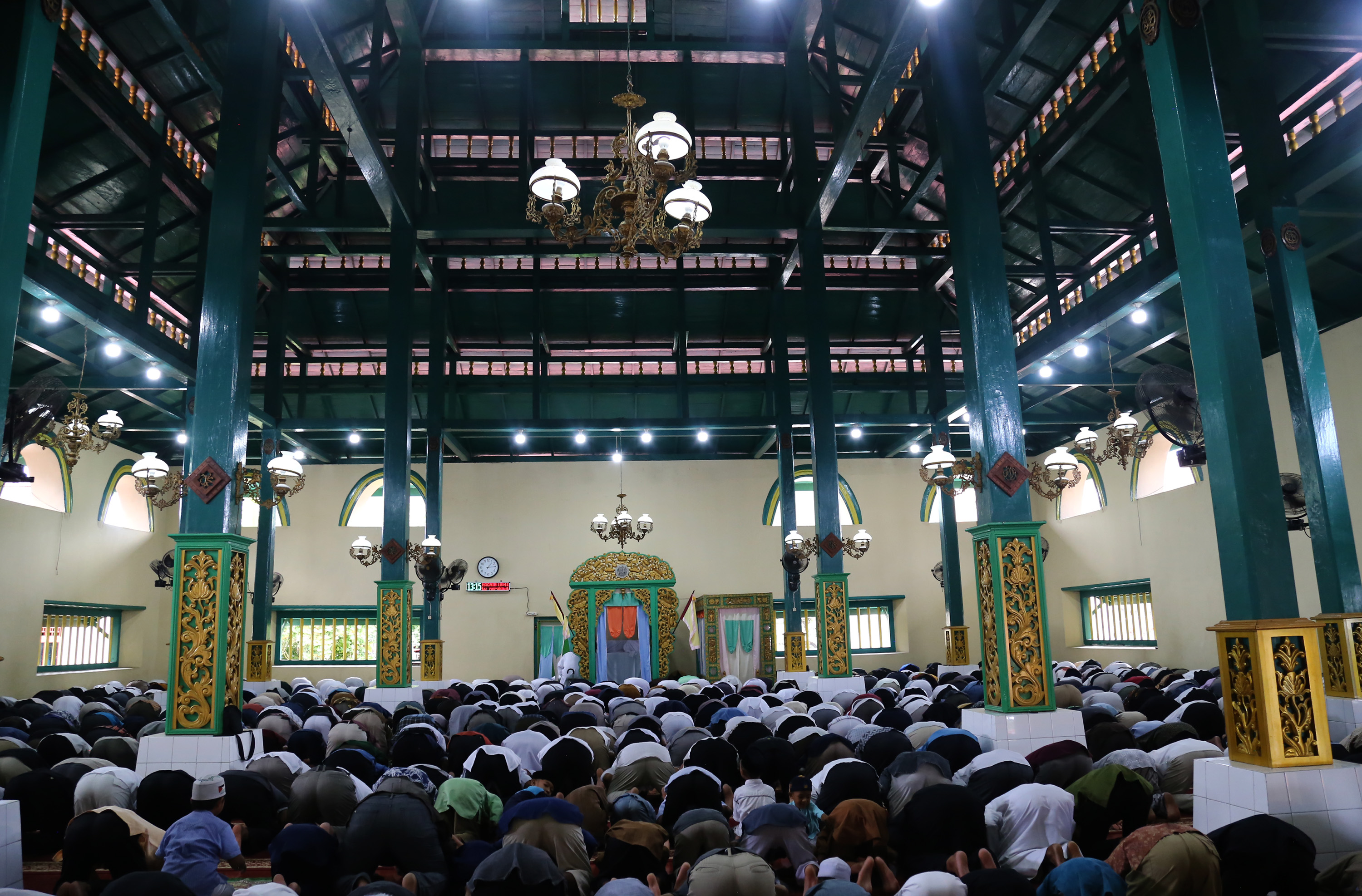Shalat Jumat di Masjid Kesultanan Ternate