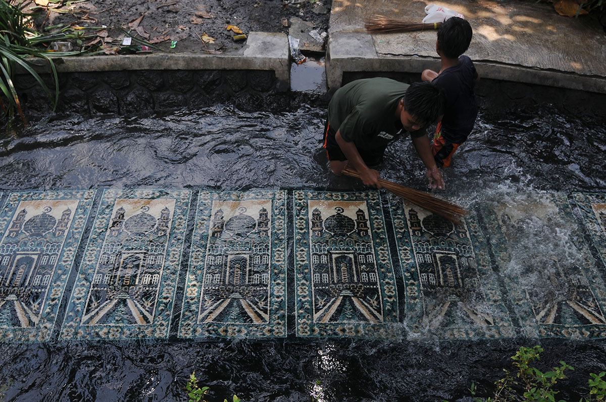 Tradisi Cuci Karpet Jelang Ramadhan